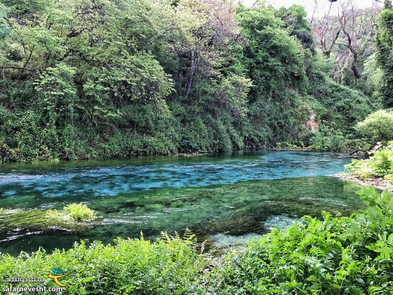 رودخانه ای که از چشمه چشم آبی میاد با رنگ های متفاوت