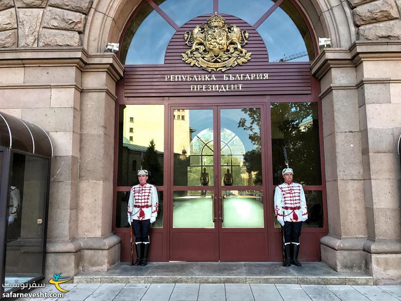 سربازان گارد ملی در ورودی کاخ ریاست جمهوری بلغارستان. شیرهای بالای در نماد شهر صوفیه هستند