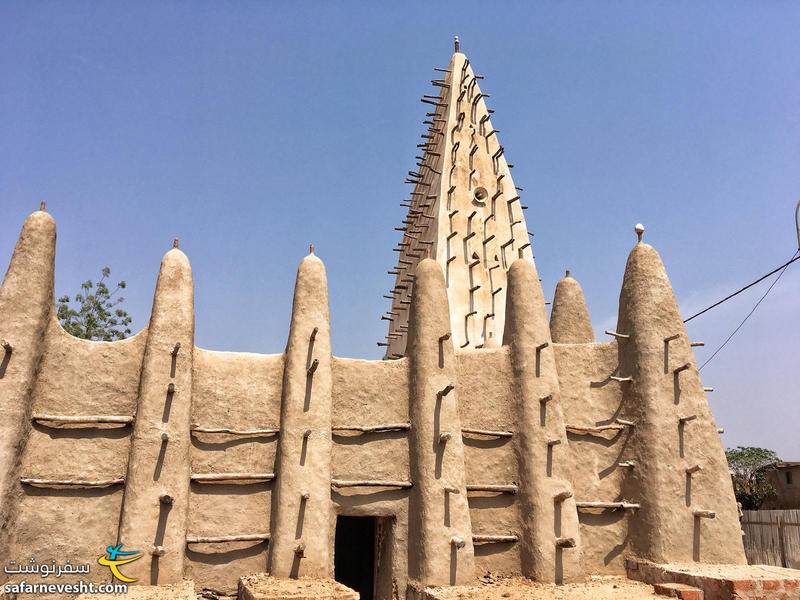 مسجد بزرگ بوبودیولاسو در غرب بورکینافاسو که این شکل منارش مشخصه معماری مساجد ساحل در آفریقاست.