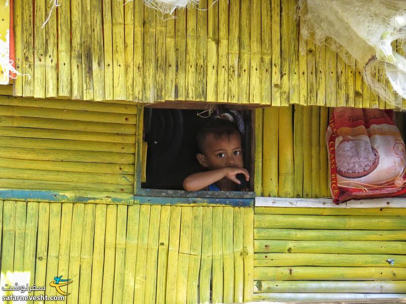 فیلیپینی کوچک در خانه چوبی کنار اسکله