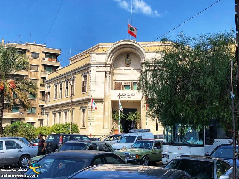 ساختمان شهرداری طرابلس با پرچم لبنان