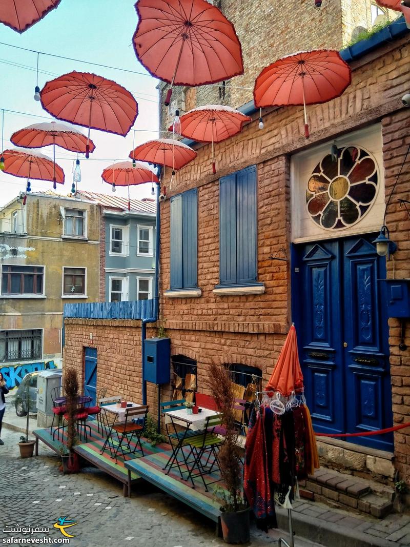 بالات استانبول پر از خونه‌ها و کافه‌های رنگیه