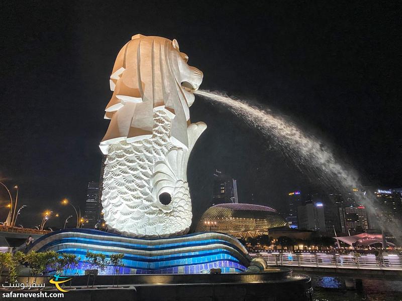 مرلاین نماد سنگاپور در شب